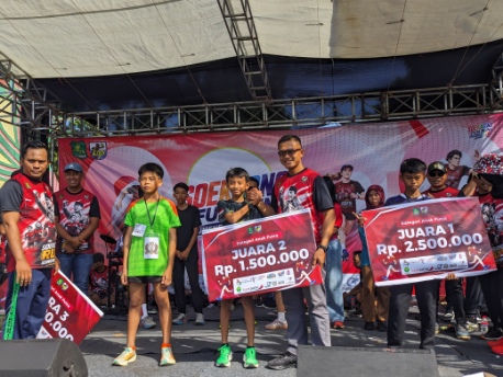 Soekarno Fun Run 2026 Sumenep Meriah, Danyon TP 931/KJ Mayor Inf Aditya Danang Serahkan Hadiah dan Ajak Warga Perkuat Nasionalisme