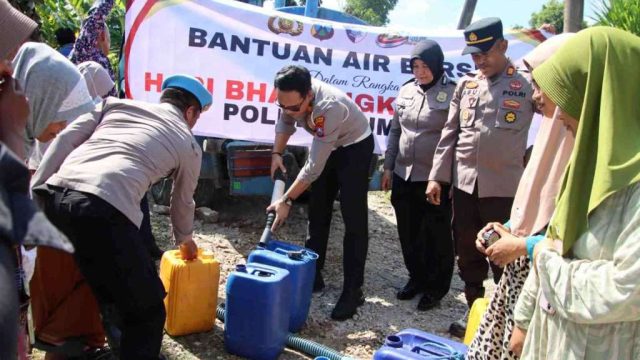 Polres Sumenep Salurkan Air Bersih Untuk Warga, Wujud Nyata Pengabdian Polri di Hari Bhayangkara ke-80