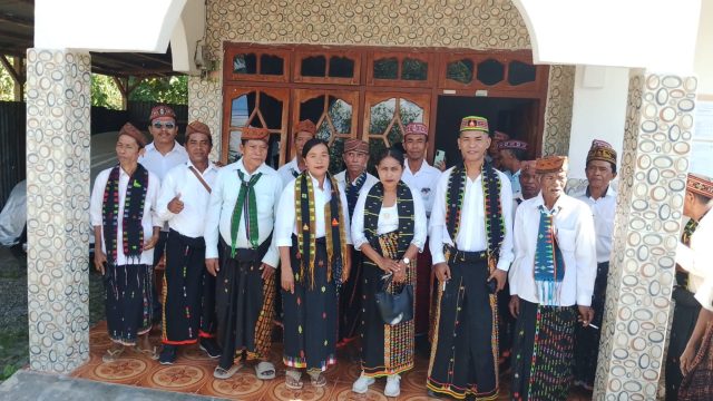 Ratusan Warga Mendampingi Maksimus Suhandi Daftar Bakal Calon Kepala Desa Pantar