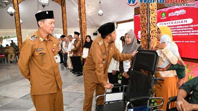 Bupati Fauzi Serahkan Bantuan Kursi Roda untuk Disabilitas, Perkuat Perlindungan Kelompok Rentan