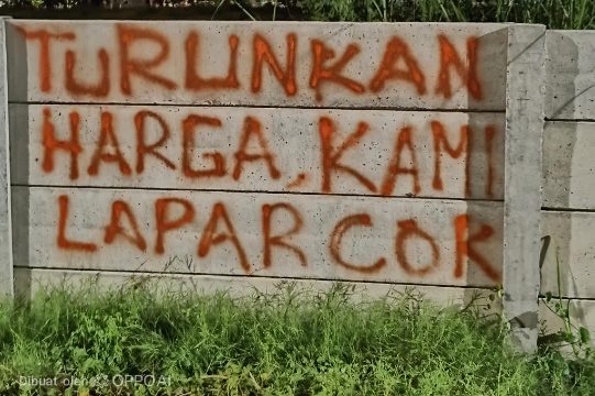 Jeritan dari Tembok Surabaya: Coretan “Turunkan Harga Kami Lapar Cok” Jadi Simbol Keresahan Warga di Tengah Lonjakan Harga Sembako