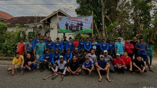Perkuat Infrastruktur Desa, Yonif TP 931/KJ Gotong Royong Perlebar Jalan di Sumenep
