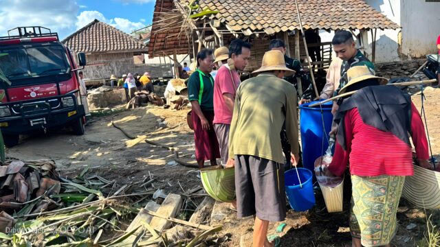 Krisis Air di Pasongsongan Dijawab Aksi Nyata Yonif 931/KJ, 9.500 Liter Air Bersih Mengalir untuk Warga dan Sekolah
