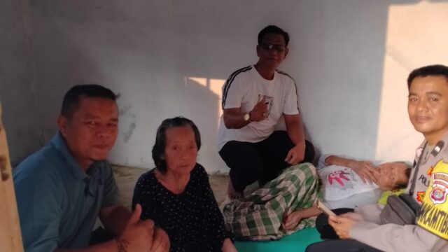 Wujud Kepedulian, Pihak Kelurahan Bukitkemuning Salurkan Bantuan Beras Pangan Nasional Langsung ke Rumah Warga Sakit