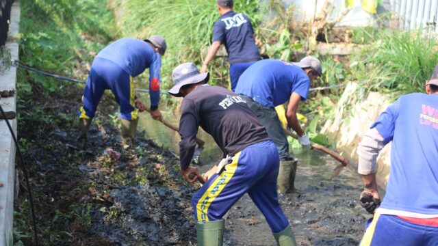 Bakti untuk Masyarakat, Warga Binaan Lapas Kuningan Gotong Royong Bersihkan Lingkungan Masyarakat