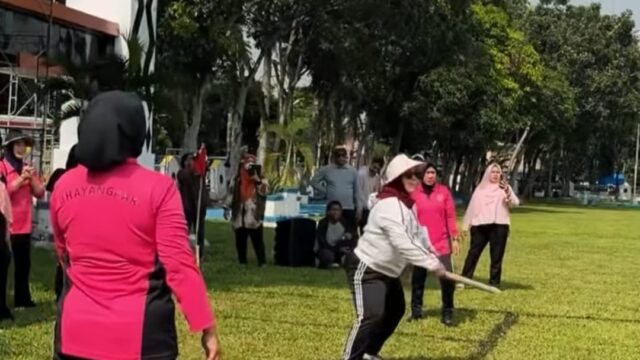 Sambut HUT ke-27 Dharma Wanita Persatuan 2026, Jelita Siregar Bersama Ibu-Ibu PKK dan Forkopimda Deli Serdang Meriahkan Lomba Bola Kasti