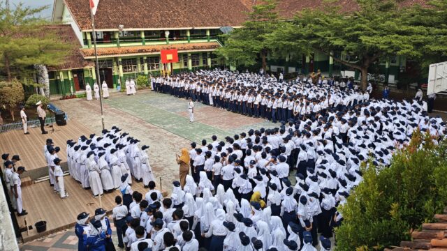 Sat Lantas Polres Kuningan Gelar Program “Polisi Sahabat Pelajar” di SMPN 1 Kadugede, Sosialisasi Tertib Lalu Lintas hingga Anti-Bullying