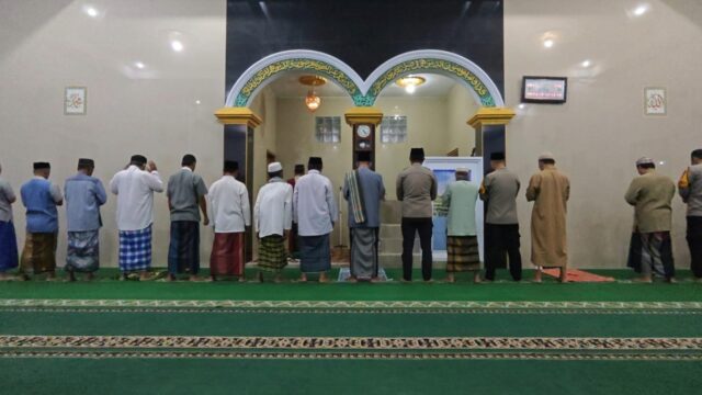 Awali Hari dengan Ibadah, Kapolsek Kadipaten Sholat Subuh Berjamaah Bersama Warga