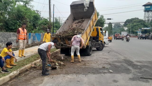 DLH deli serdang bersama dinas kebersihan tanjung morawa gencarkan gotong royong,penataan lingkungan dan pemangkasan tanaman,harapkan raih Adipura